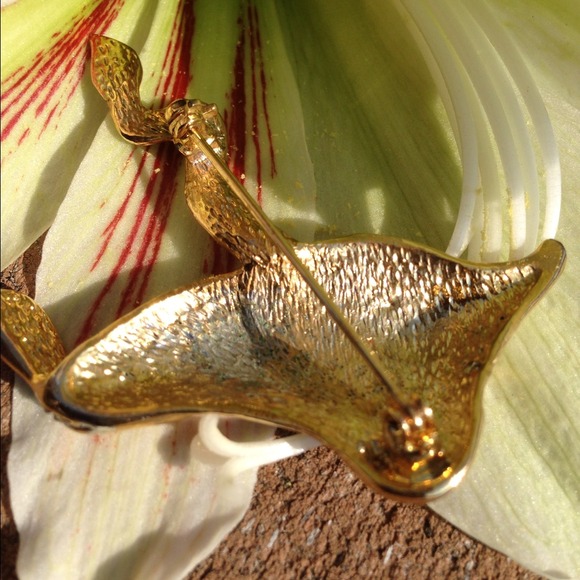 Stingray rhinestone embellished brooch - Picture 2 of 4