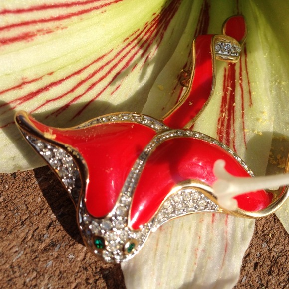 Stingray rhinestone embellished brooch - Picture 3 of 4