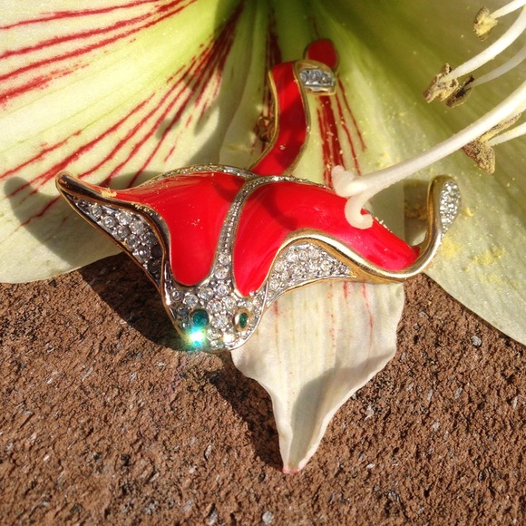 Stingray rhinestone embellished brooch - Picture 4 of 4