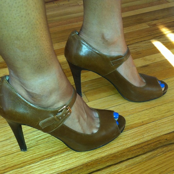 Brown Nine West pee toe.