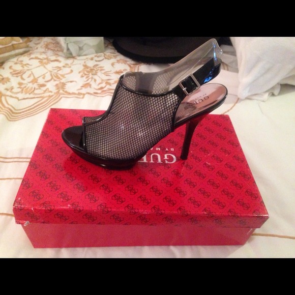 Patent leather guess fishnet pump