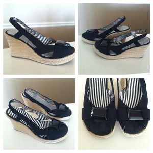 REDUCED! 🎀Black slingback with wedge heel