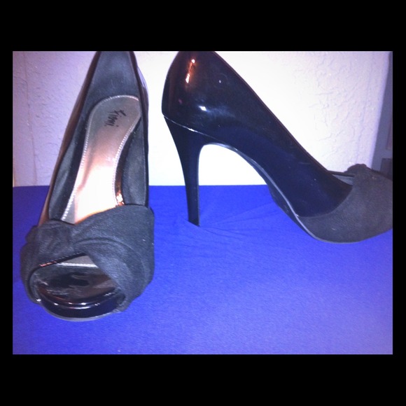 🚨SOLD! High heel pumps with suede bow detail.