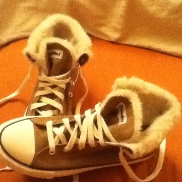 Beige/ tan FUR CUFF AIRWALK'S SIZE 9