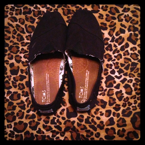 black toms