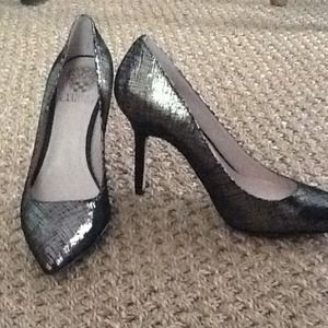 NWOB Vince Camuto black/gold heels-never worn!