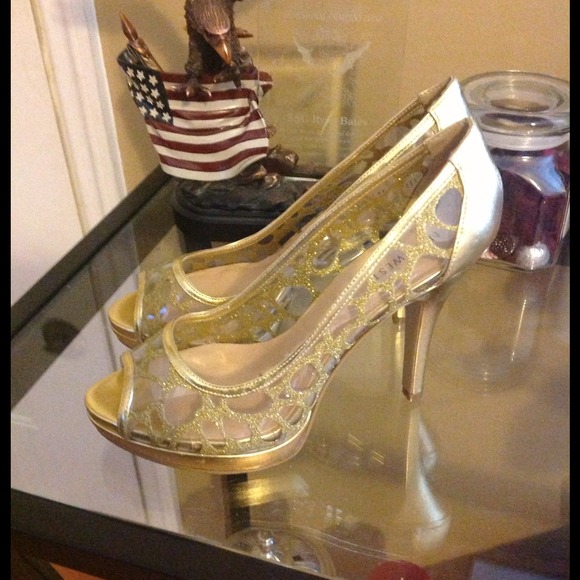 REDUCED Gold pumps by Nine West - Picture 2 of 2