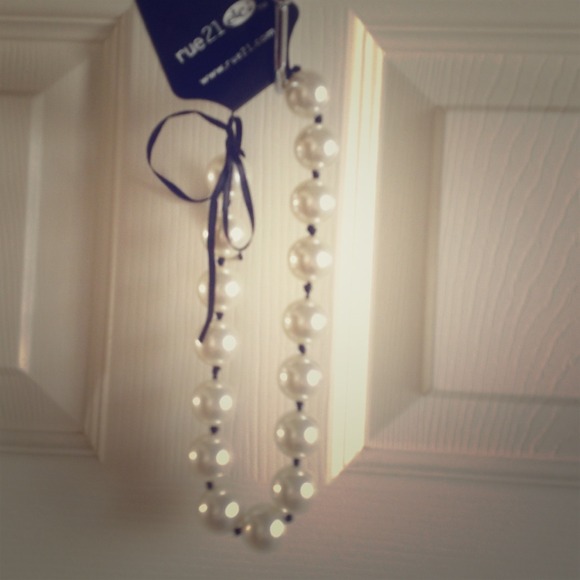 big pearl neckless.