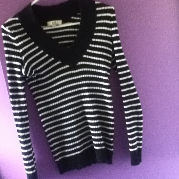 BLACK AND WHITE STRIPED SWEATER