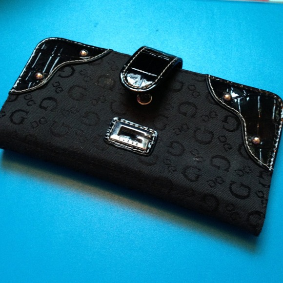 Brand New GUESS Wallet! - Picture 1 of 4