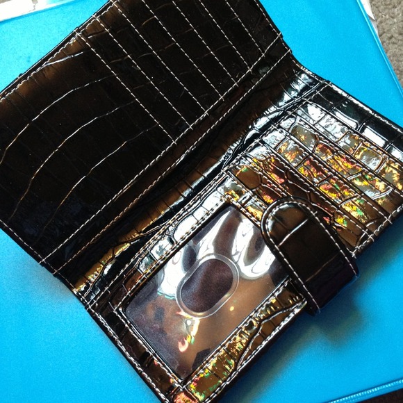 Brand New GUESS Wallet! - Picture 2 of 4