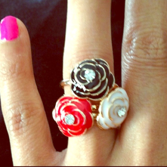 🚫SOLD🚫Stackable enamel rose fashion ring