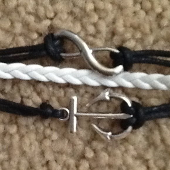 Anchor bracelet