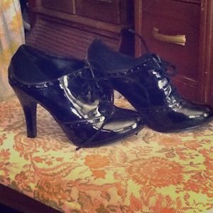 Black,patent leather pump
