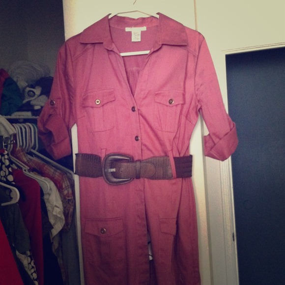 This a fitted dress with belt.