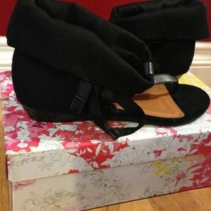 Never worn Chinese Laundry sandals