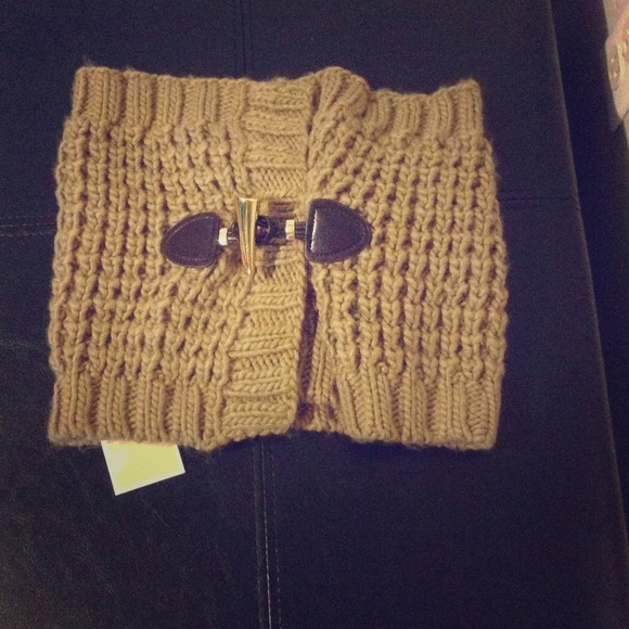 Cam beige neck warmer 100% authenticate