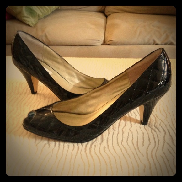 Steve Madden peeptoe heels. 🌸