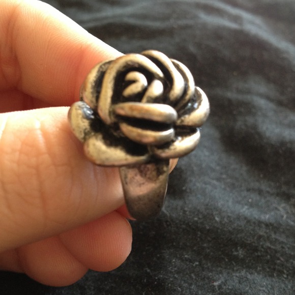 Silver flower ring - Picture 2 of 3