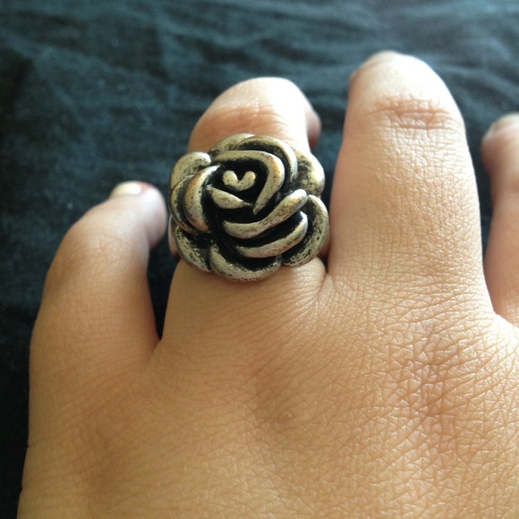 Silver flower ring - Picture 3 of 3