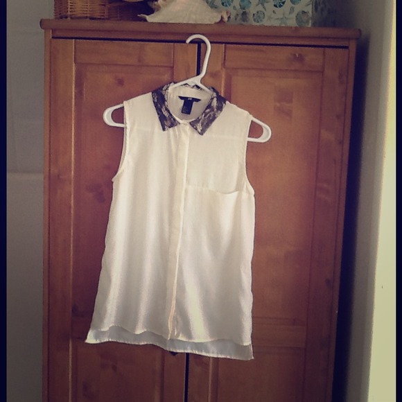 Collard sleeveless top