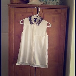 Collard sleeveless top