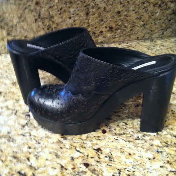 Vera Wang Lavender clogs