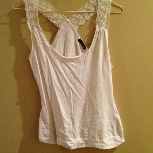 💥SOLD💥White tank with lace straps