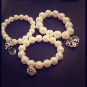 On maternity leave -Set of 3 pearl charm bracelets
