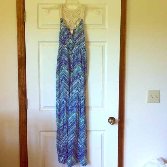 Beautiful Chevron print maxi dress!