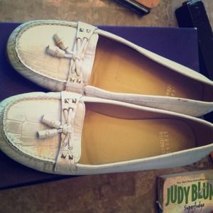 Toggle White Indian Croc