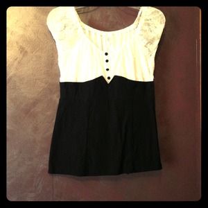 SOLD Cream Lace and Black Top🌺SOLD