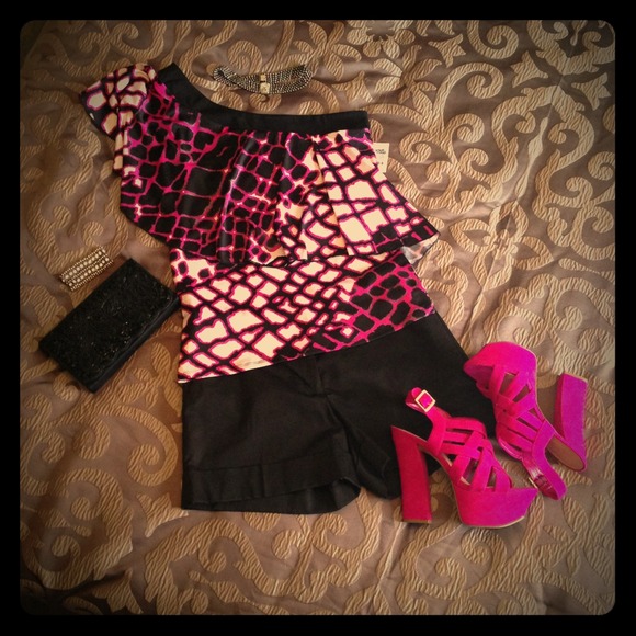 SOLD Asymmetrical 💖Pink Black and White Top🎀