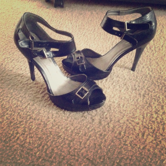 classy black open toe heels :)