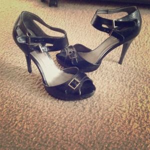 classy black open toe heels :)