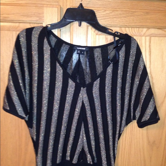 ❌SOLD❌ Black top w/ gold