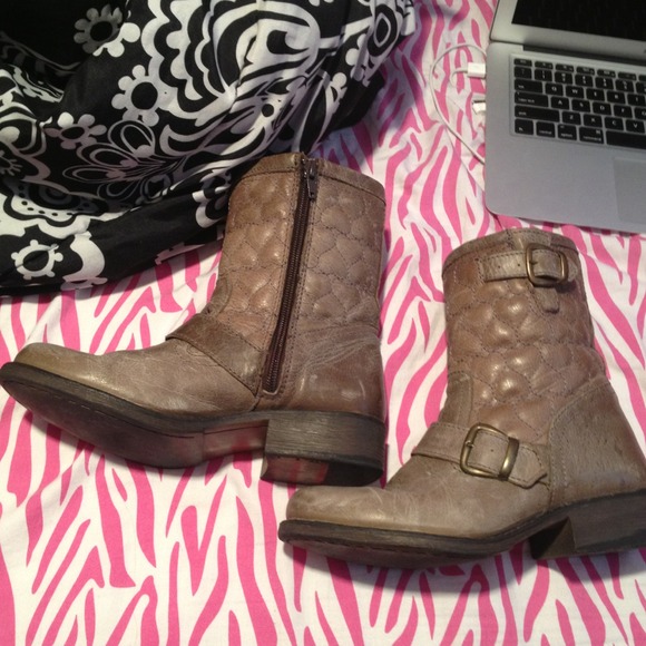 Authentic Betsy Johnson distressed grey boots - Picture 2 of 4