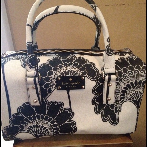 kate spade Handbags - 😀SOLD😜😜Kate Spade