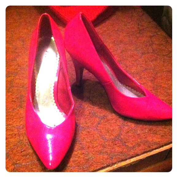 Hot pink, pointed toe, size 5!