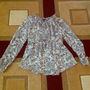 Ladies GAP shirt. Size Small.