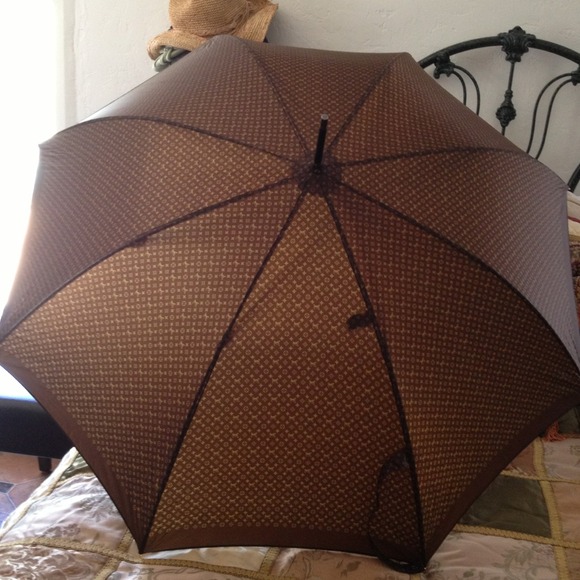 Yes!! It's a beautiful Louis Vuitton umbrella!!