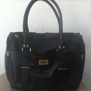 Black bag! Many pockets. It's from Vans!!
