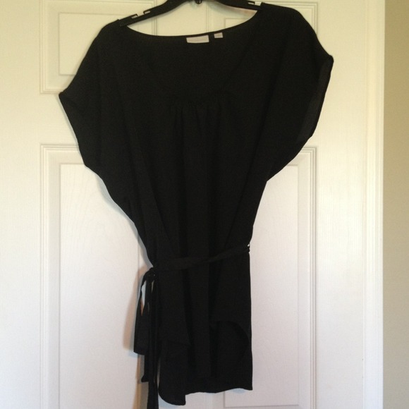 ⛔Traded⛔black blouse and cream shimmer tank bundle
