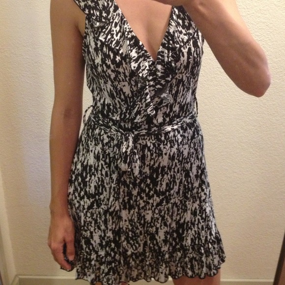 🙅DONATED🙅Adorable b&w dress w/ ruffle details