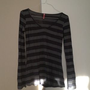 Long sleeves gray striped shirt