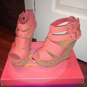 Coral/cork wedges