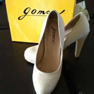 Go max beige pumps