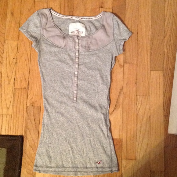 **SOLD in a BUNDLE**Hollister grey shirt