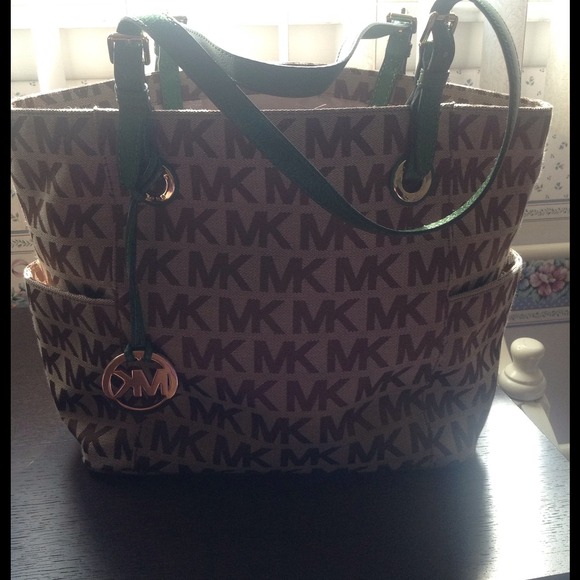 👠Authentic Michael Kors Monogram Signature👠