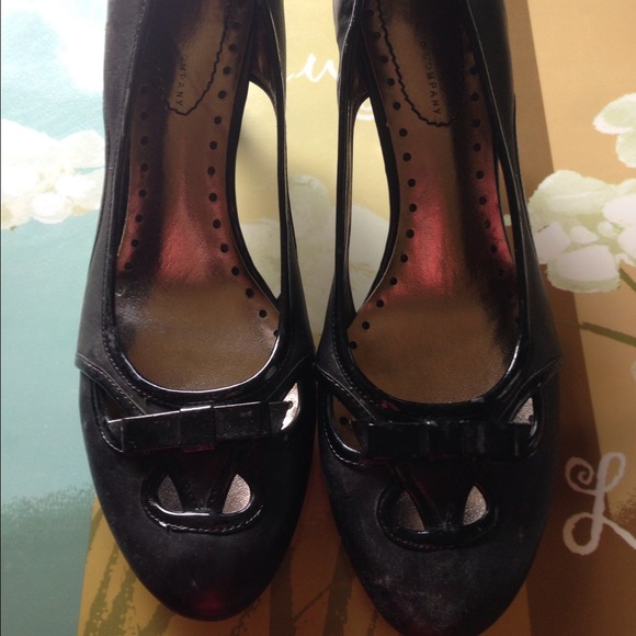 Black kitten heels